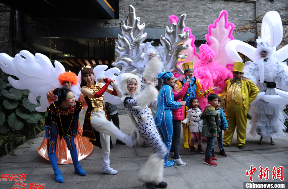 圣诞临近魔幻精灵巡游造型奇特吸人眼球