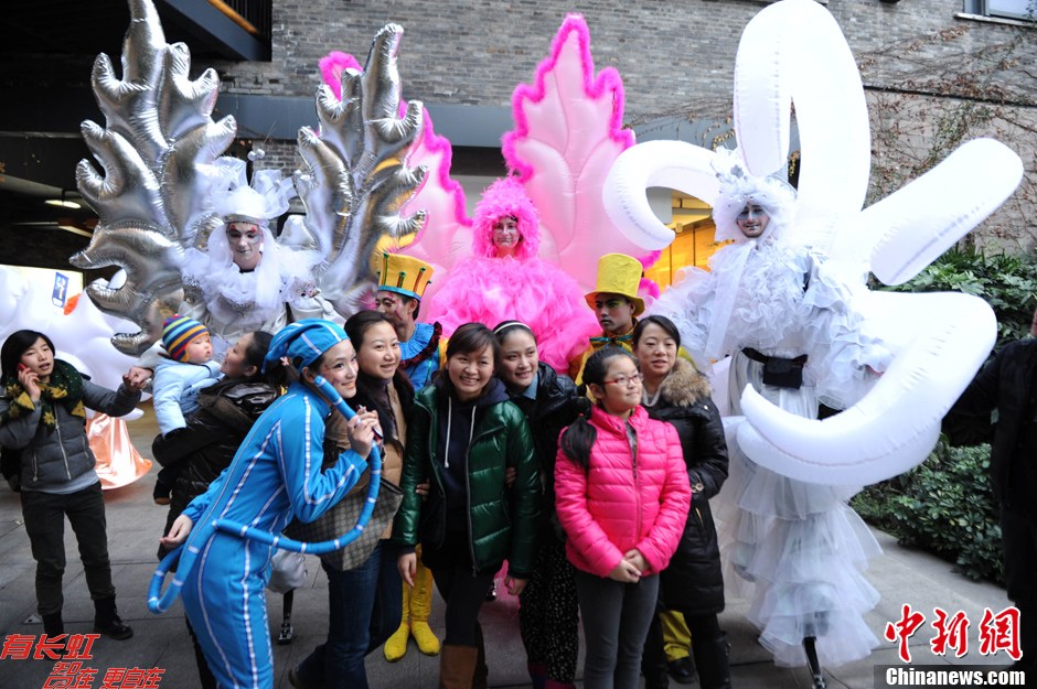 圣诞临近"魔幻精灵"巡游 造型奇特吸人眼球