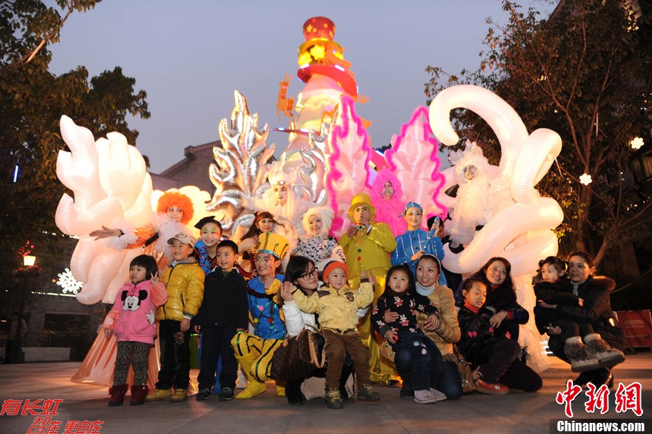 圣诞临近魔幻精灵巡游造型奇特吸人眼球