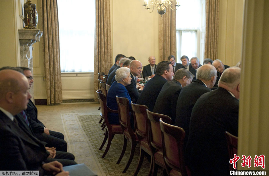 英国女王首度出席内阁会议 只聆听不发言