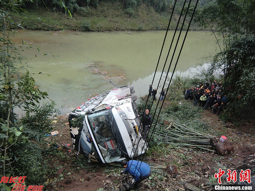 四川泸州境内客车侧翻坠河 据称多人失踪