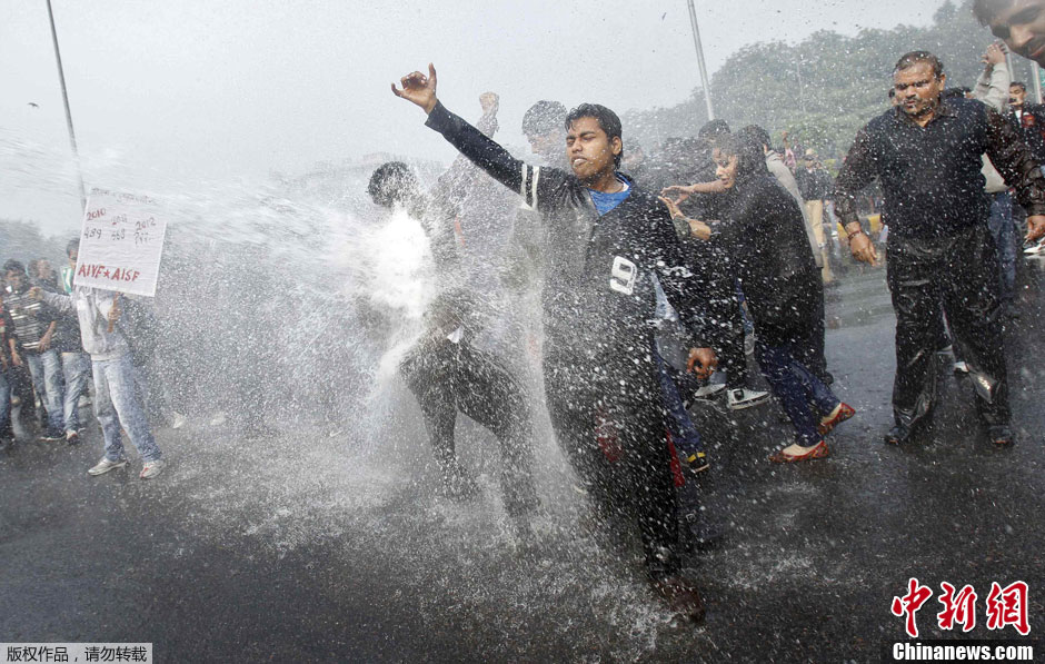 印度轮奸事件引发街头抗议 示威者与警察发生冲突