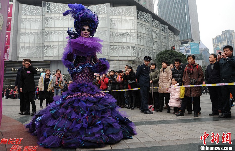 重庆解放碑购物狂欢节 时尚服装秀吸人眼球