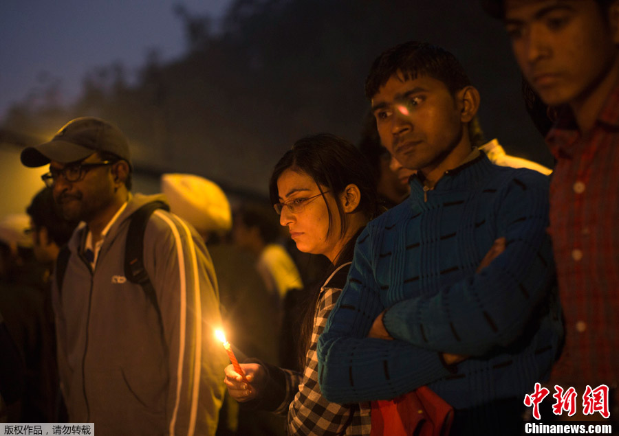 印度民众为轮奸案去世女学生举行烛光守夜活动