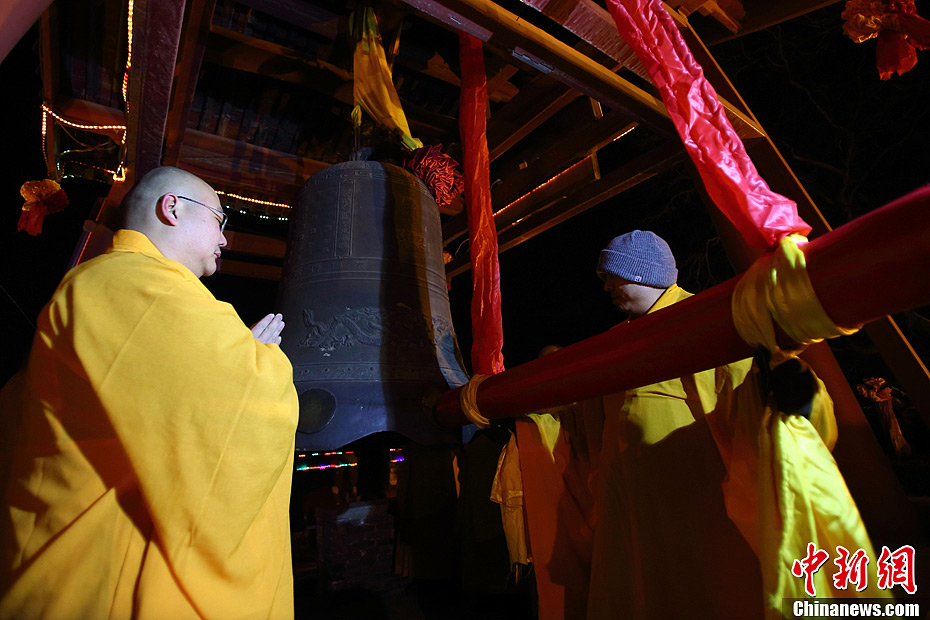 北京千余市民戒台寺撞钟祈福迎新年