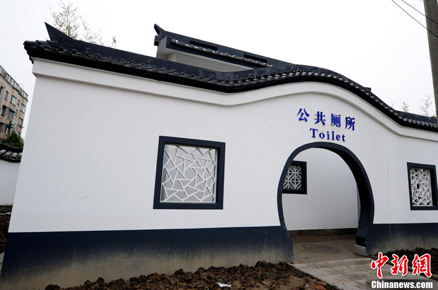 江苏太仓:窄道两侧建两所"豪华"公厕