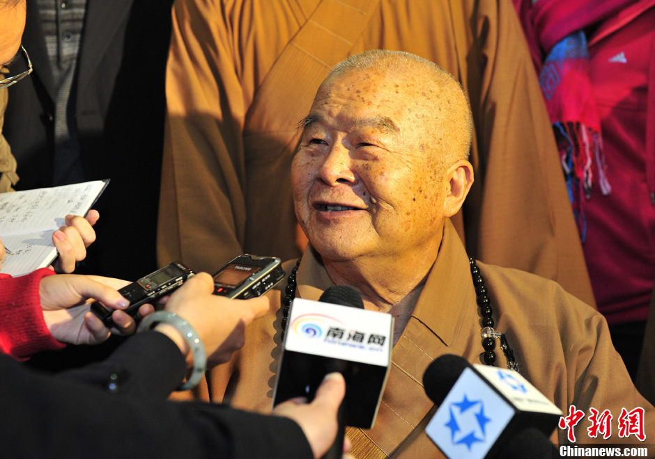 台湾星云大师抵达海口 开启"幸福与和平"之行