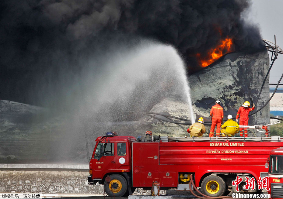 印度苏拉特,印度石油公司一储油罐发生火灾,消防员正在灭火
