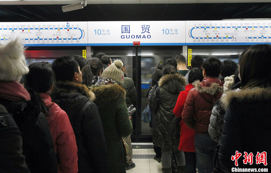 10号线日均客流超1号线 "荣升"北京最挤地铁线路
