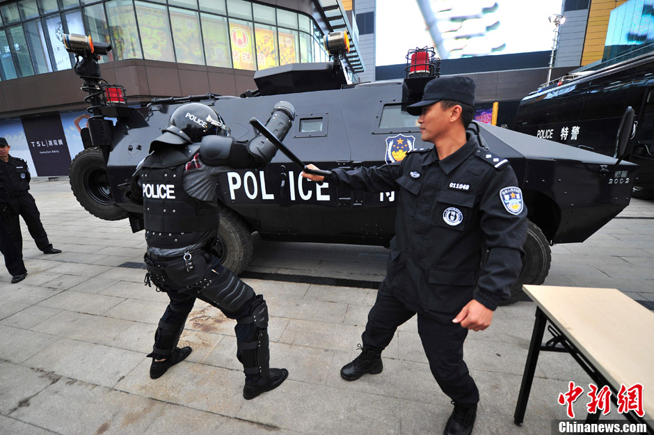 海口警方"110开放日"亮家底 市民体验特警防暴服