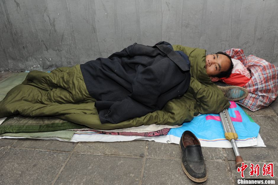 长沙流浪者拒绝救助睡立交桥下