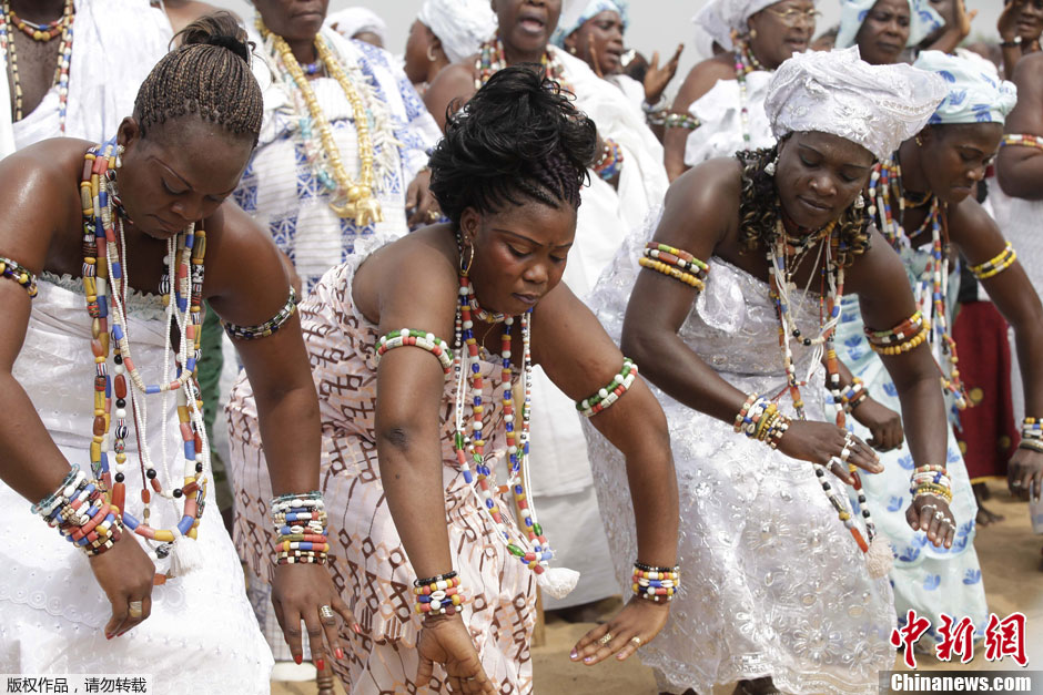 西非国家贝宁民众庆祝当地传统巫毒教节