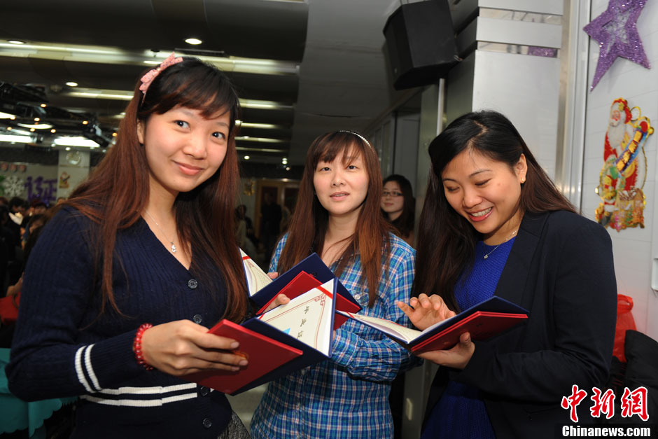 华裔学生在京学汉语顺利毕业 师生依依惜别