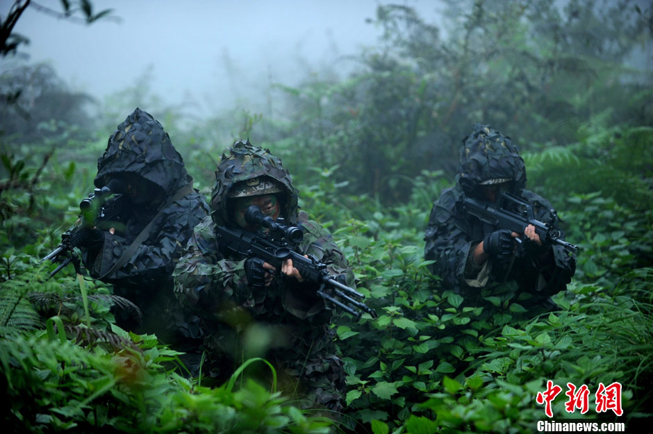 云南边防某部强化热带山岳丛林地训练