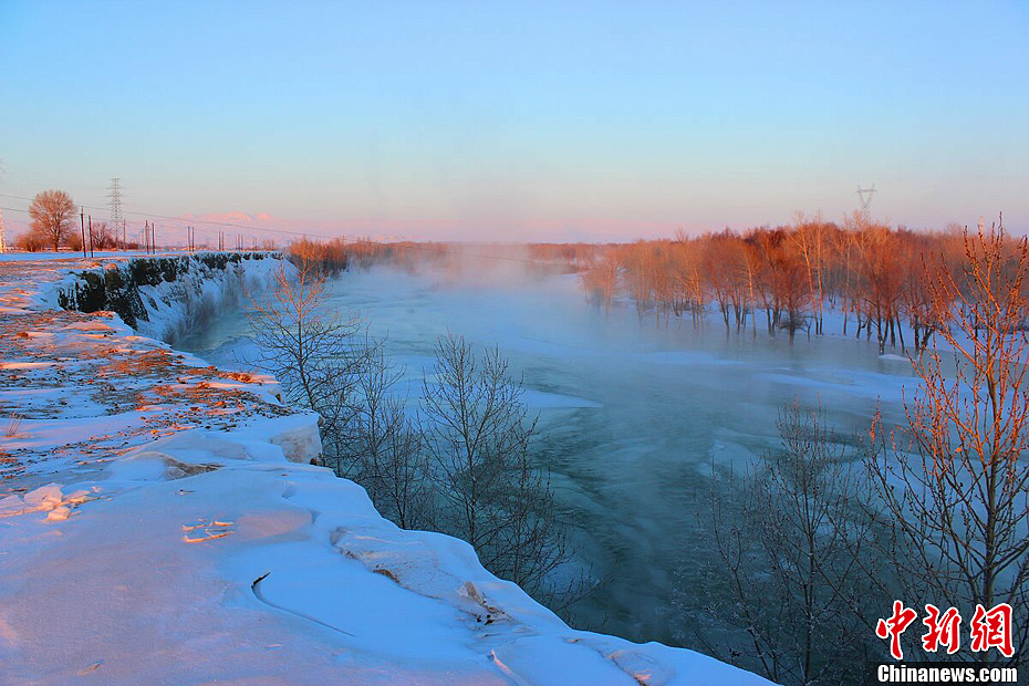 新疆西北三九寒冬长河冰封雪原落日美景
