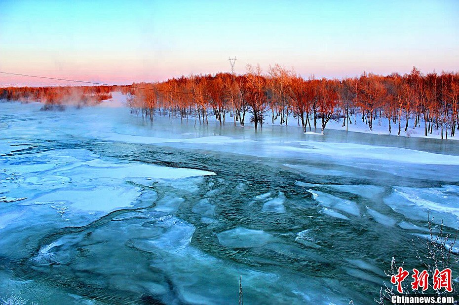 新疆西北三九寒冬长河冰封雪原落日美景