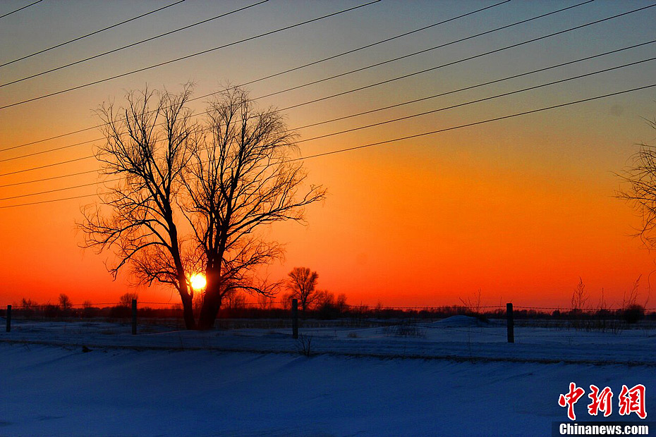 新疆西北三九寒冬长河冰封雪原落日美景