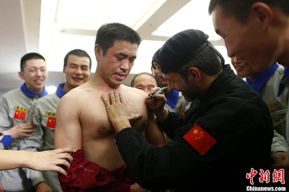 中国保镖泪别外籍教官