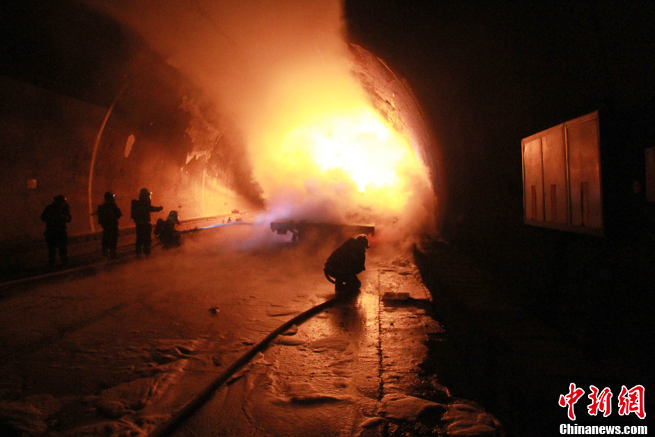 沪渝高速齐岳山隧道起火该路段封闭近12小时