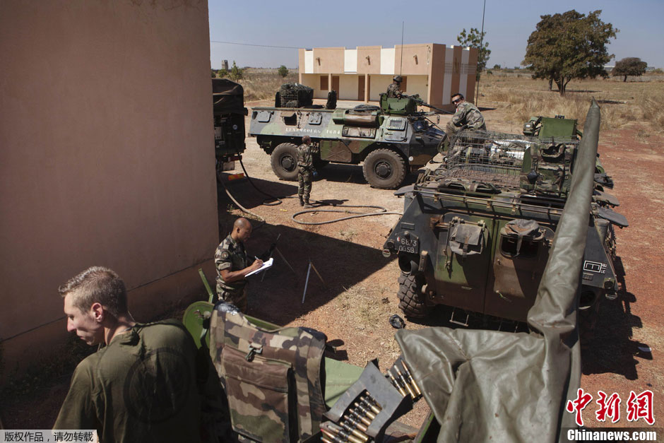 这标志着法国对马里的军事干预进入新的阶段,将由空袭转向地空联合