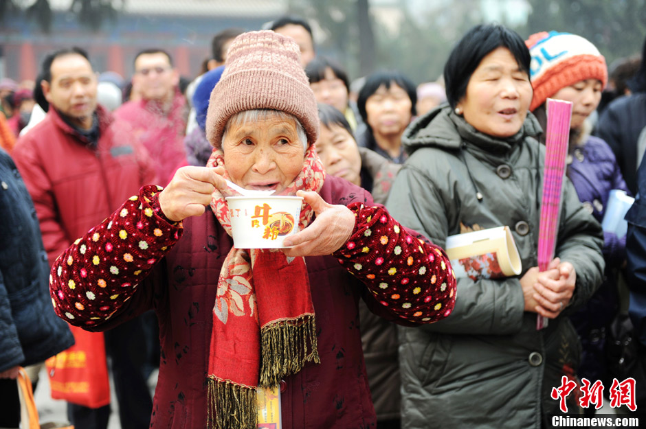 西安大兴善寺施粥忙 民众品腊八