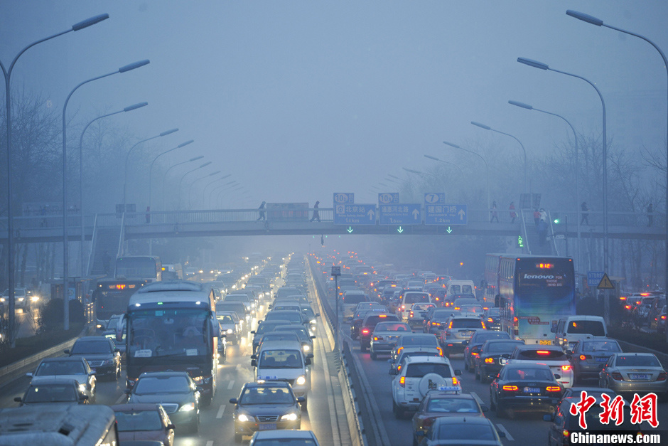 北京又遇雾霾天再发大雾黄色预警