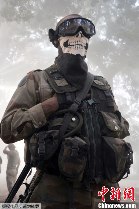 法国赴马里士兵戴骷髅面巾网络走红引关注