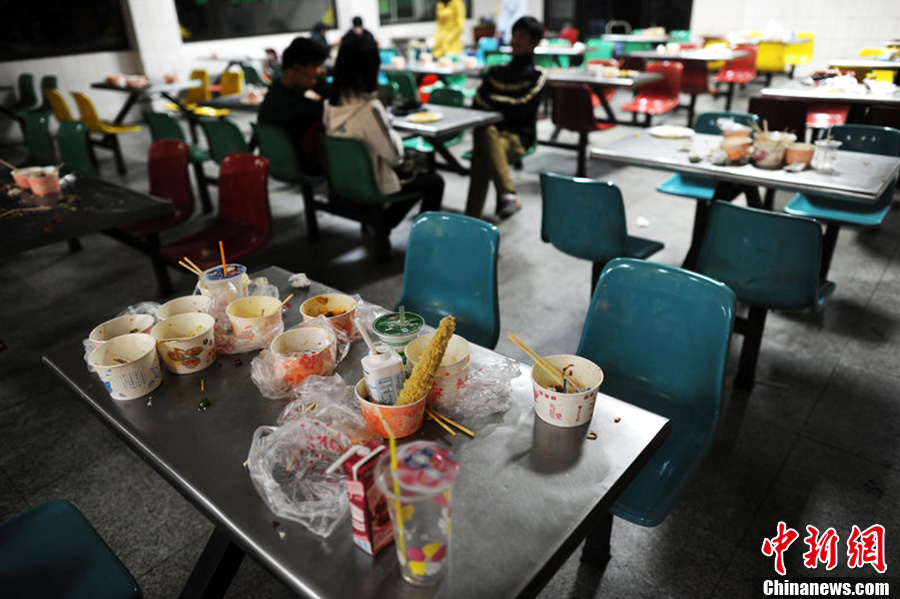 直击武汉高校食堂的浪费与污染 (2/4)