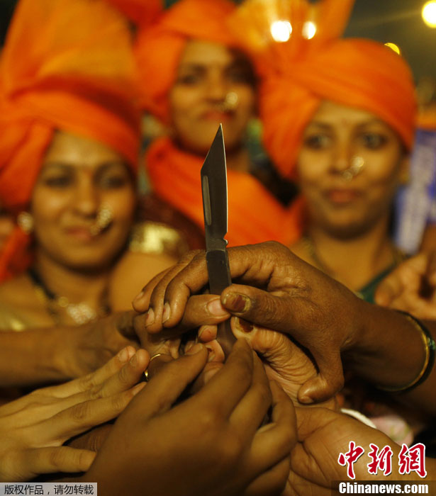 黑公交轮奸案震动社会 印政党向女性发刀保安全