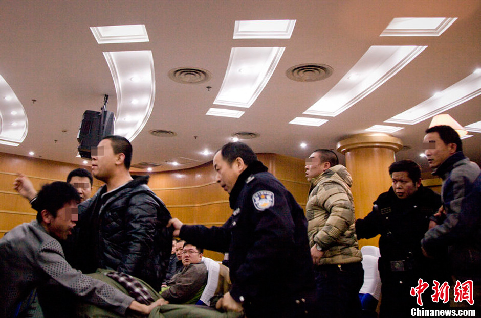 宁波海关拍卖罚没物资 几男子为抢纸尿裤大打出手