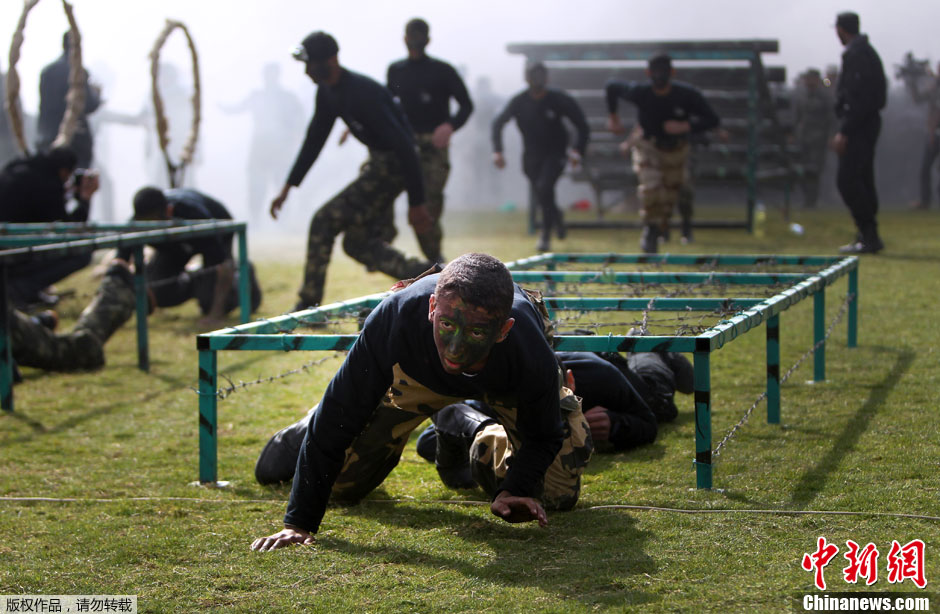 巴勒斯坦高中生参加哈马斯军事课