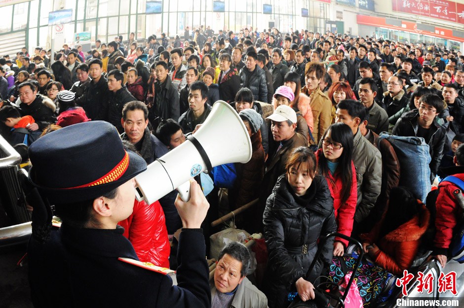 春运首日长沙铁路大客流"来袭"