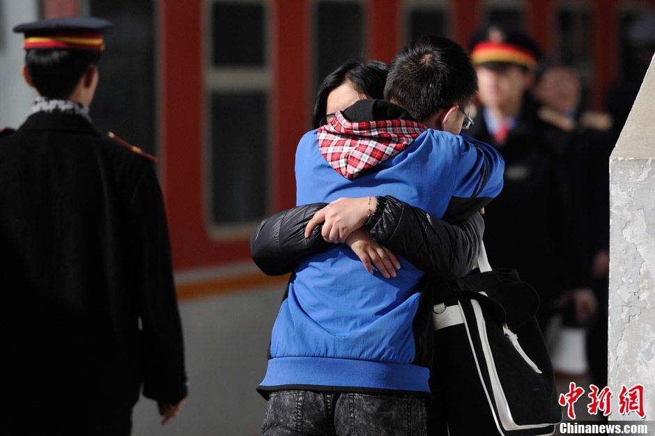 春运镜头:火车站情侣紧紧相拥