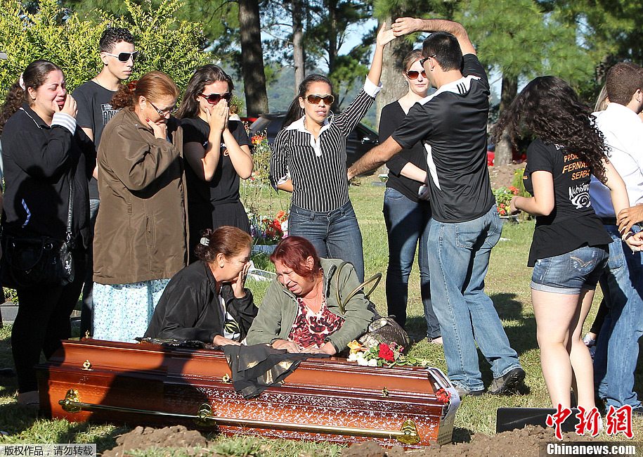 巴西夜店火灾遇难者下葬