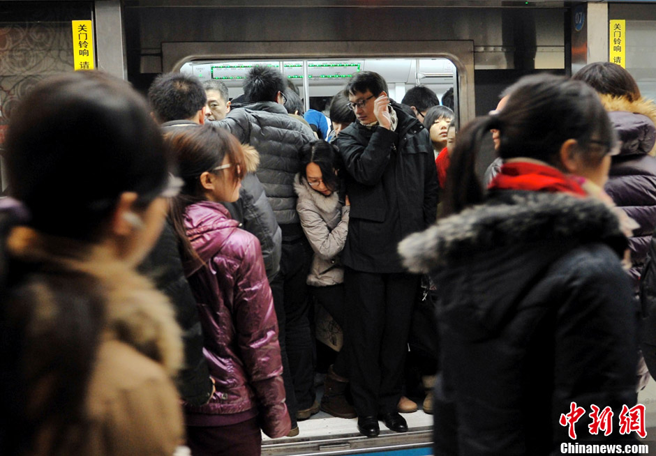 北京地铁早高峰的众生相