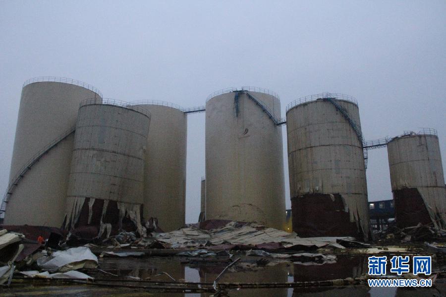 江苏泰州一植物油储罐爆裂倒塌近万吨油泄漏