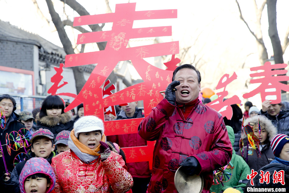 北京胡同"春官报春" 沿街高喊"春来了" (4/4)