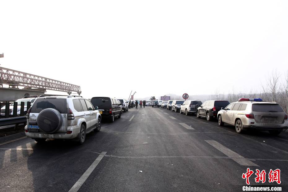 河南义昌大桥坍塌 大量货车涌入310国道引起堵塞 (3/11)