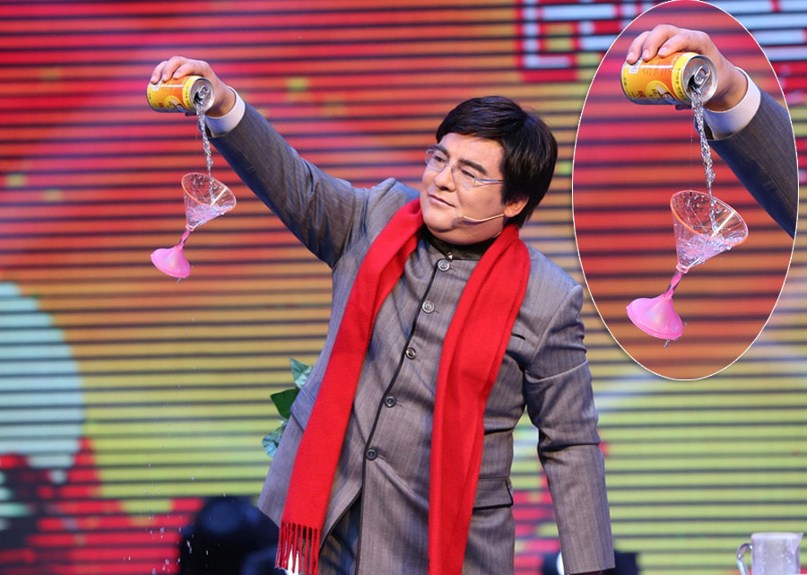 陈光标民间春晚嘴叼自行车玩杂耍