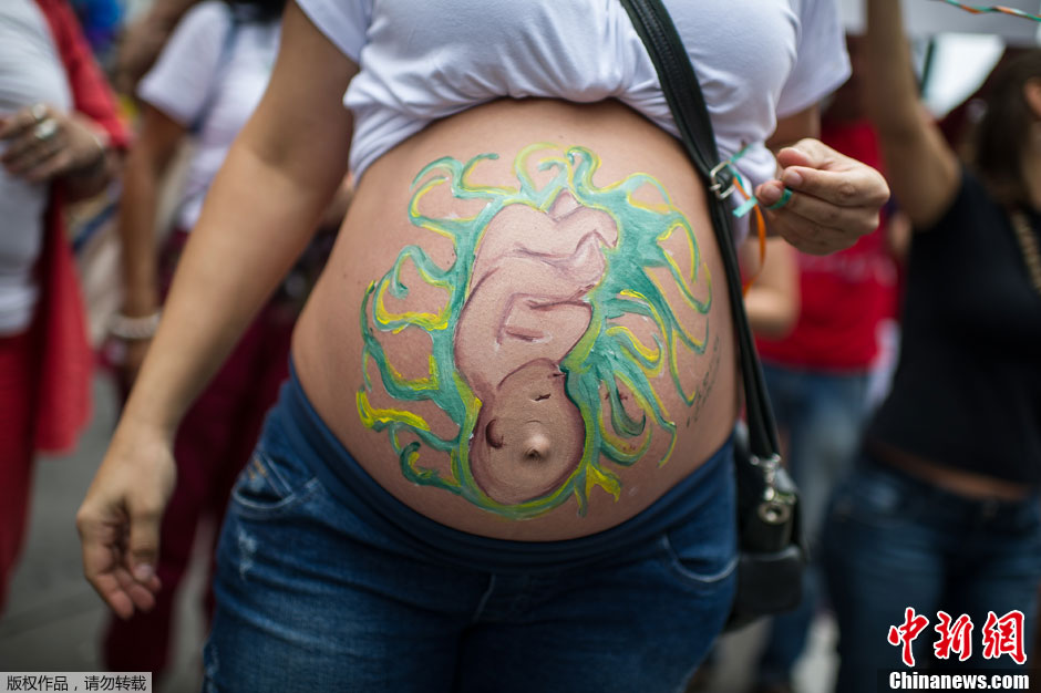 巴西孕妇大肚彩绘上街游行 抗议医院妇产科新规