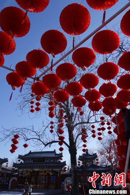 北京春节气氛渐浓 红灯笼长廊惹人眼