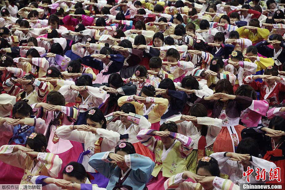 韩国毕业典礼 高中生着韩服行跪拜礼