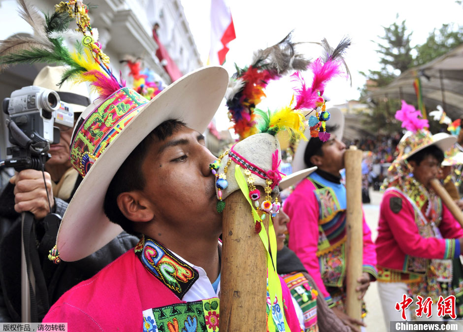 玻利维亚安第斯人狂欢节民众载歌载舞欢腾无限