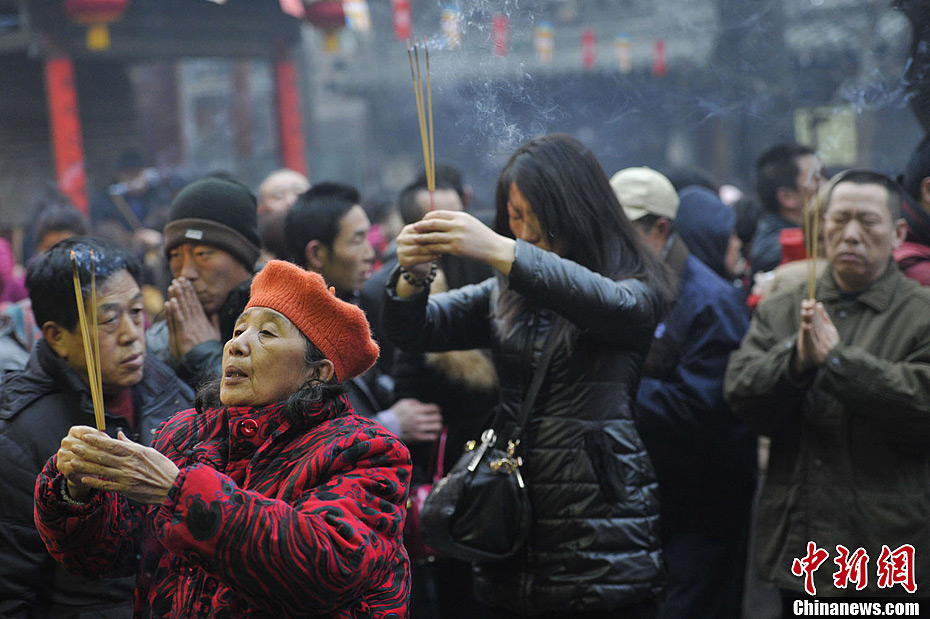 大批香客赶赴崇善寺烧头香