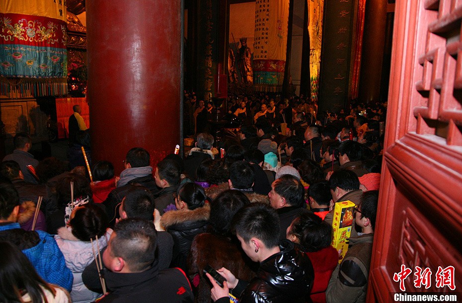 除夕杭城市民"挤爆"灵隐寺 "烧头香"祈福