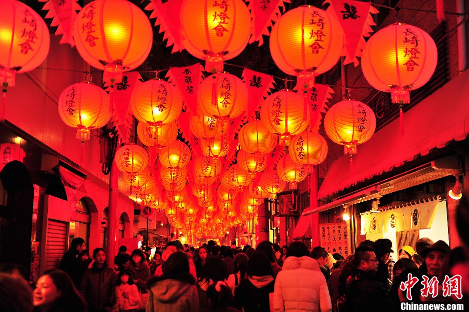 万盏灯笼点红长崎 百万人共度中国春节
