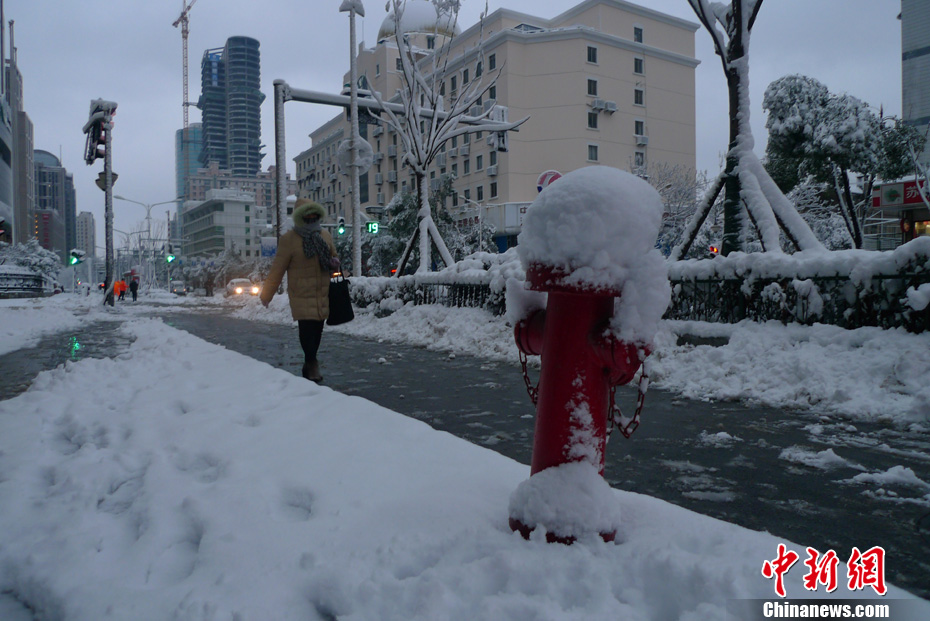 江苏多地受大雪侵袭 中小学开学推迟