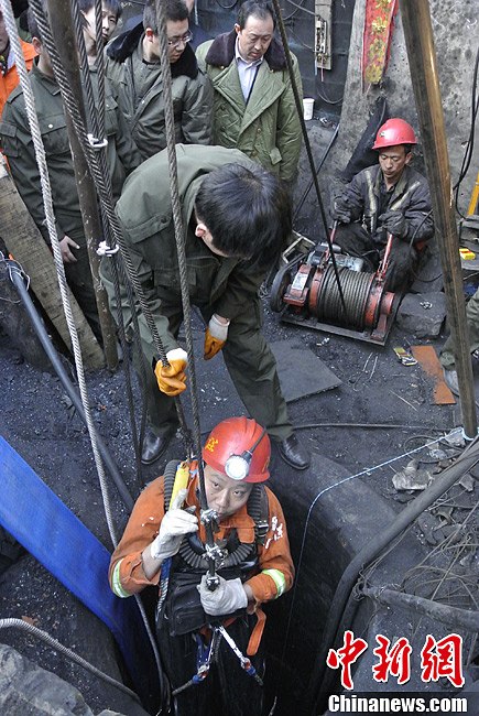 山西盗采煤矿透水事故:救援人员下井搜救被困矿工