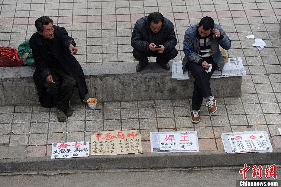 2月20日,成都锦江人力资源市场人潮涌动,大批农民工