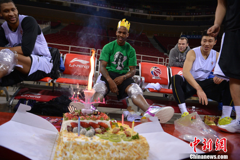 北京男篮五棵松首训 马布里球场上过36岁生日